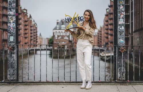 Gabriela Ruse pozând cu trofeul de la Hamburg // Foto: Alexander Scheuber