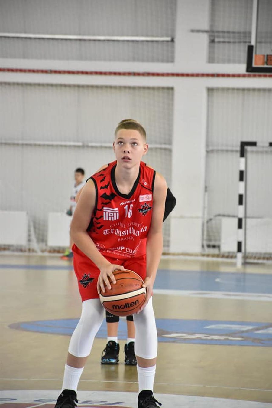 Luca Illes pregătindu-se de o aruncare liberă Viitoare vedetă? Un junior de la ACS Transilvania Brașov transferat de Partizan Belgrad