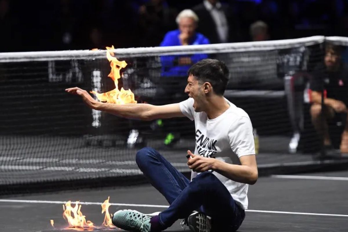 Moment șocant în prima zi a Laver Cup: un activist și-a dat foc pe teren
