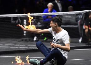 Moment șocant în prima zi a Laver Cup: un activist și-a dat foc pe teren, sub privirile lui Federer, Djokovic și Nadal