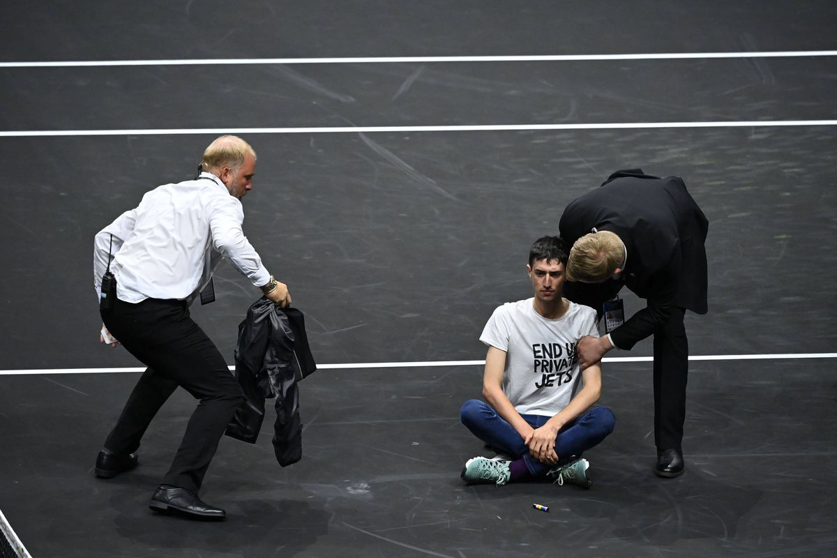 Moment șocant în prima zi a Laver Cup: un activist și-a dat foc pe teren