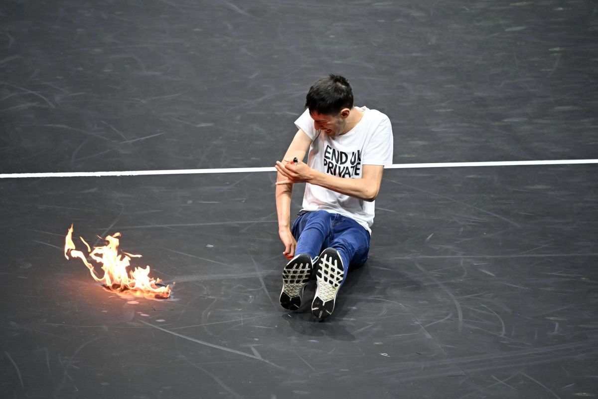 Moment șocant în prima zi a Laver Cup: un activist și-a dat foc pe teren