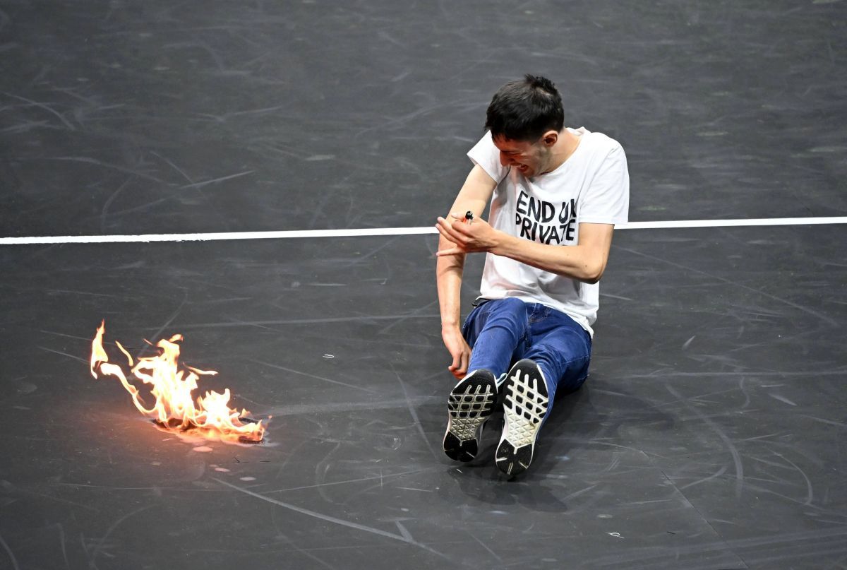 Moment șocant în prima zi a Laver Cup: un activist și-a dat foc pe teren