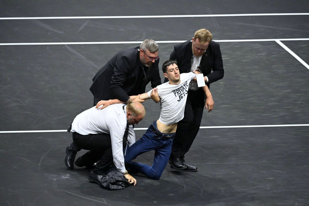 Moment șocant în prima zi a Laver Cup: un activist și-a dat foc pe teren, sub privirile lui Federer, Djokovic și Nadal
