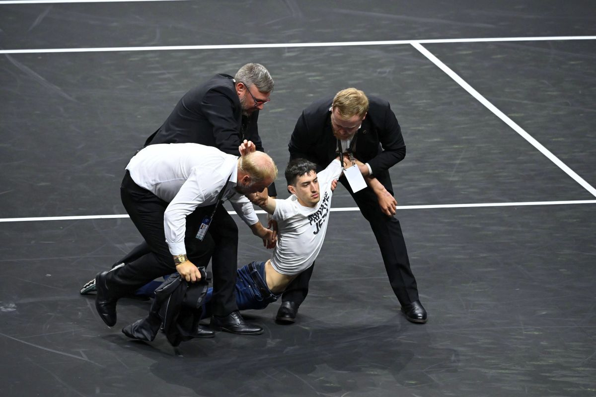 Moment șocant în prima zi a Laver Cup: un activist și-a dat foc pe teren, sub privirile lui Federer, Djokovic și Nadal