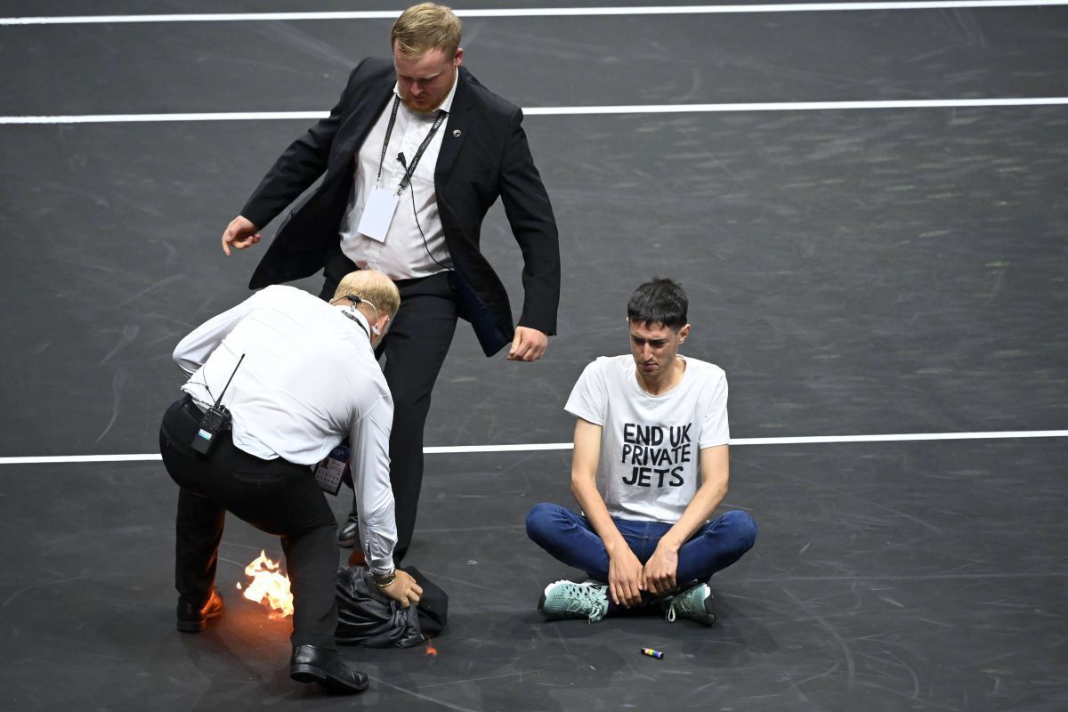 Moment șocant în prima zi a Laver Cup: un activist și-a dat foc pe teren