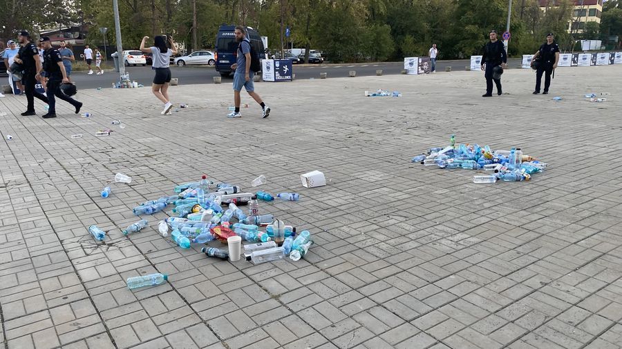 Zeci de pet-uri au fost aruncate pe jos la intrarea în sală 10 detalii de la CSM București - Gyor: „Ne-am săturat de tine, ești depășit!” » Adrian Vasile a fost luat în colimator, Cristina Neagu a ignorat pe toată lumea