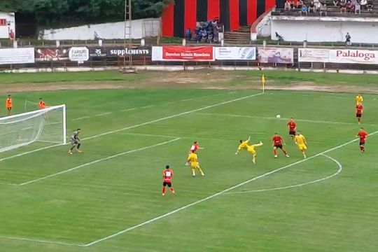 Antrenorul reșițenilor a oferit și un moment rar. L-a felicitat pe Romario Moise (27 de ani), mijlocașul Chiajnei, pentru un gol din „foarfecă”.