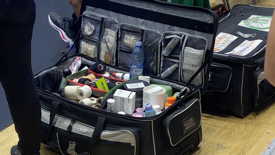 Așa a arătat trusa medicală a celor de la Gyor la meciul cu CSM București 10 detalii de la CSM București - Gyor: „Ne-am săturat de tine, ești depășit!” » Adrian Vasile a fost luat în colimator, Cristina Neagu a ignorat pe toată lumea
