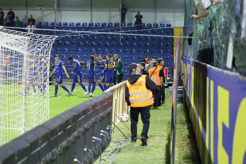 Fotbaliștii Unirii, udați de suporterii rapidiști / FOTO: Ionuț Iordache (GSP.ro)