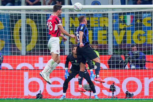 Matteo Gabbia (tricou roșu) înscrie golul victoriei Milanului în derby-ul cu Inter / Foto: Imago