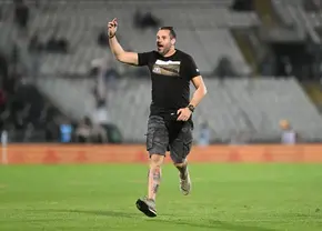Partizan - Steaua Roșie, derby incendiar » 4 goluri, suporteri intrați pe teren și gazon incendiat