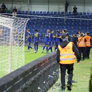 Fotbaliștii Unirii, udați de suporterii rapidiști / FOTO: Ionuț Iordache (GSP.ro)