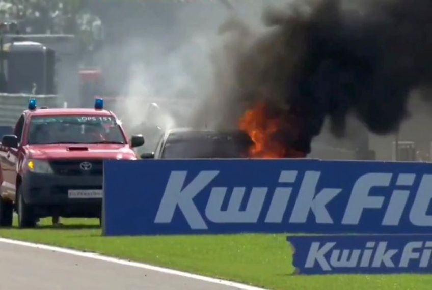Fratele mai mic al lui Lewis Hamilton, Nicolas, care concurează în Campionatul Britanic de Turisme (BTCC), a scăpat dintr-un incident periculos pe circuitul de la Silverstone, după ce mașina sa a luat foc.