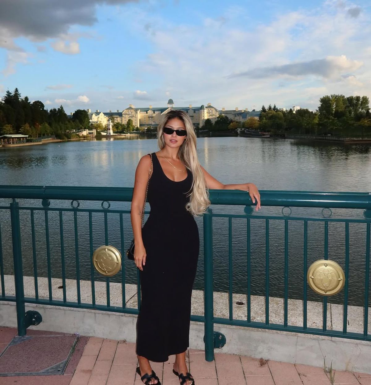 „Este cumva baschetbalist?” » Soția furioasă a fotbalistului Barcelonei a atacat FIFA - a fost nevoită să șteargă totul