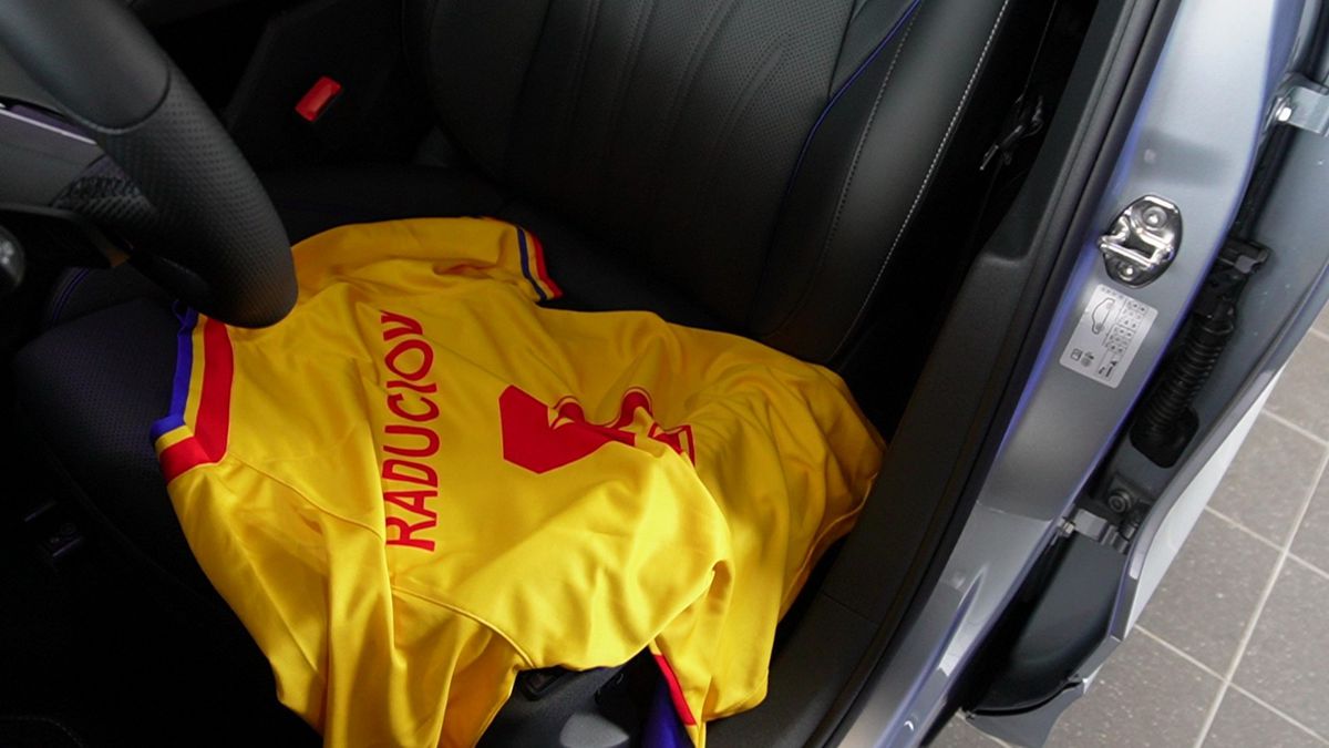 Florin Răducioiu a semnat! Este al doilea din Generația de Aur, după Gică Hagi