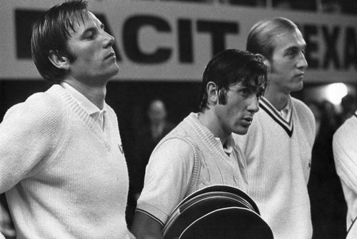 Nikola Pilic, primul din stânga, lângă Ilie Năstase, în 1970. Foto: Imago Images