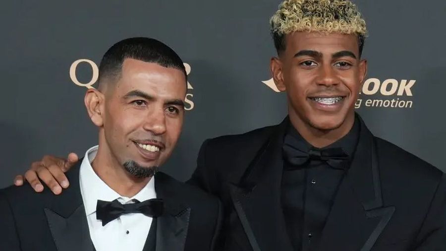 Lamine Yamal împreună cu tatăl său Tatăl lui Lamine Yamal face scandal: „S-a întâmplat ceva foarte ciudat aici. N-o să spun jaf”