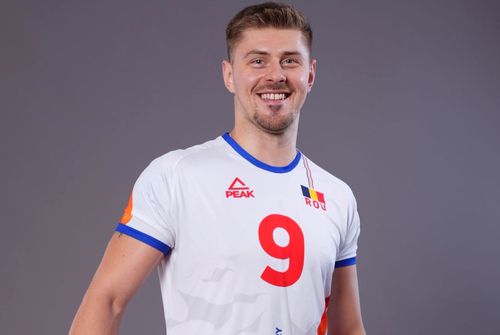 Adrian Aciobăniței (mijloc), în tricoul naționalei României/Foto: Imago Images