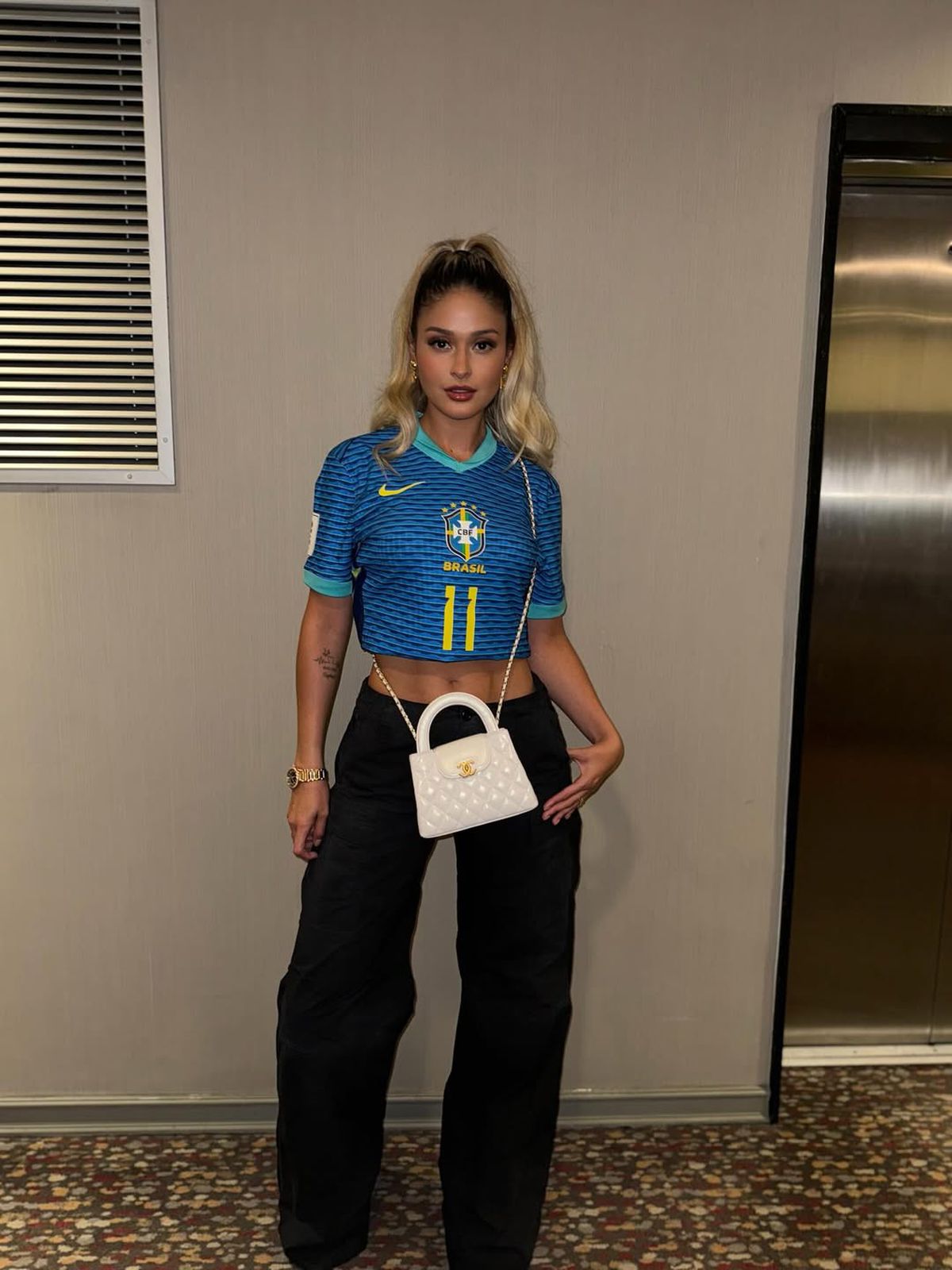 „Este cumva baschetbalist?” » Soția furioasă a fotbalistului Barcelonei a atacat FIFA - a fost nevoită să șteargă totul