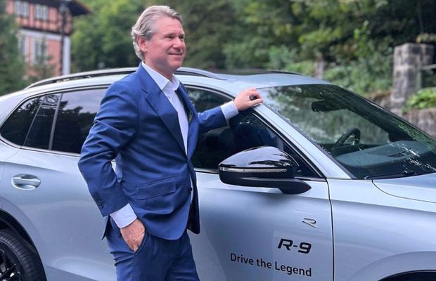 Florin Răducioiu a semnat! Este al doilea din Generația de Aur, după Gică Hagi