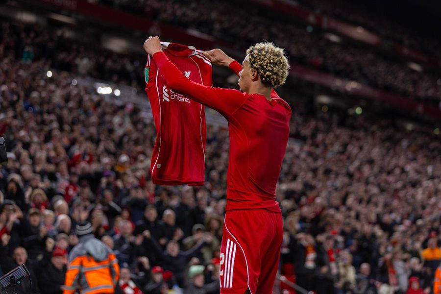 Ekitike, eliminat după ce abia marcase. Și-a dat tricoul jos și a primit al doilea galben/ foto: Imago Images Înlocuitorul lui Isak, gest incredibil în Liverpool - Southampton + Suedezul a marcat primul gol pentru „cormorani”