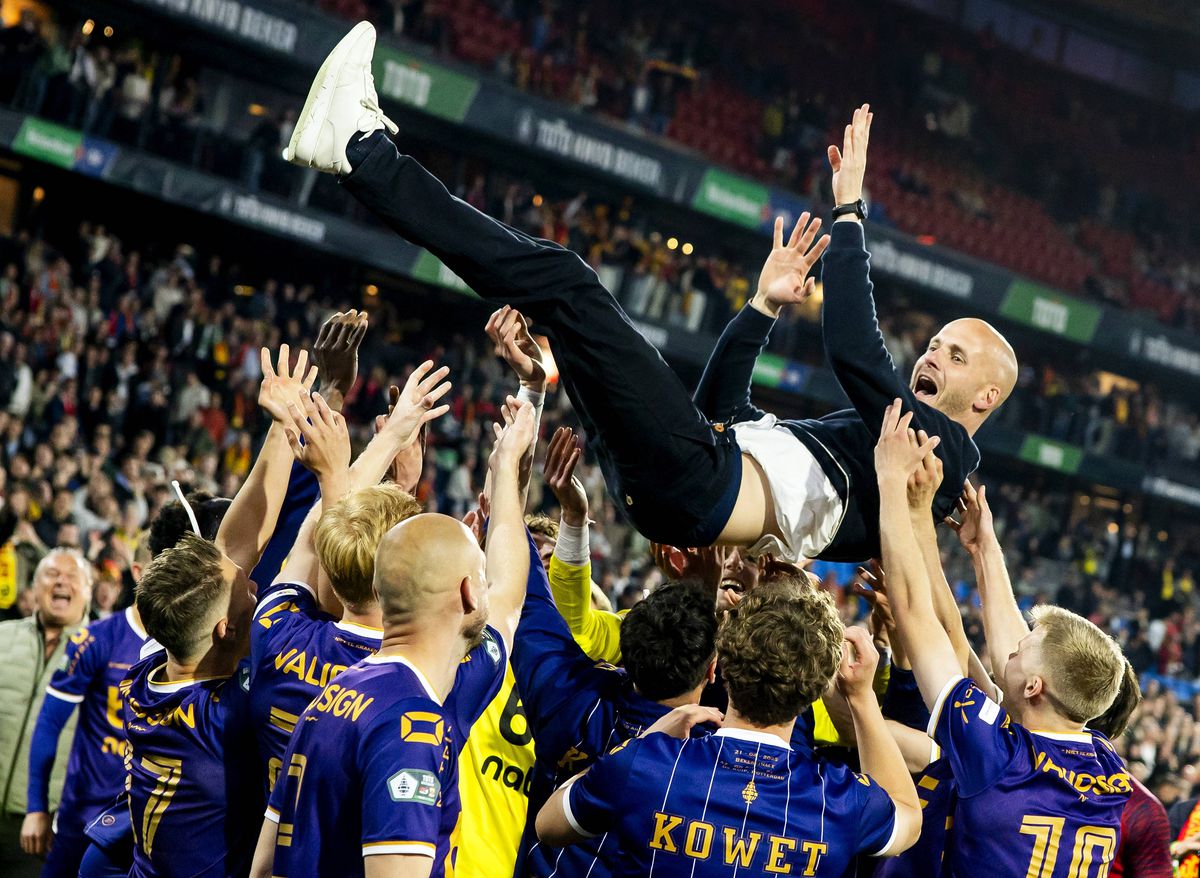 Olandezii au aflat toate noutățile de la FCSB: „Știm că lucrurile nu merg bine” » Îl cunosc și pe Gigi Becali: „Are o influență considerabilă”