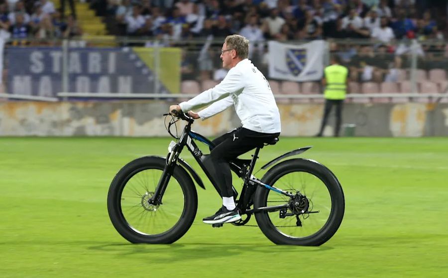 Ralf Rangnick s-a deplasat cu bicicleta pe stadionul Bilino Polje din Zenica la meciul Bosnia-Herțegovina - Austria 1-2 / Foto: X Selecționerul Austriei, în spital » Va lipsi la revanșa cu România din 12 octombrie?
