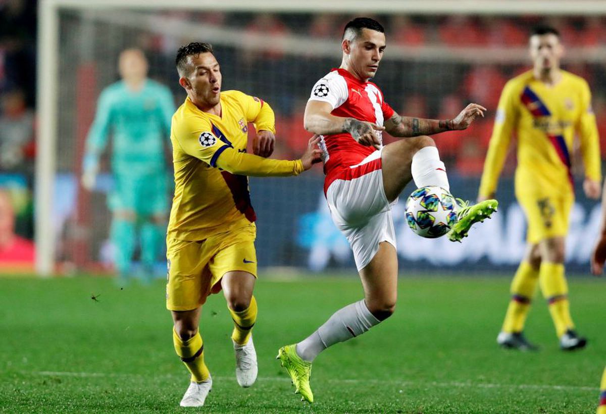 LIGA CAMPIONILOR // FOTO 4 români, 4 eșecuri » Nicolae Stanciu a creat faza de gol contra Barcelonei, echipa lui Ianis a fost boxată bine de Liverpool. TOATE REZULTATELE