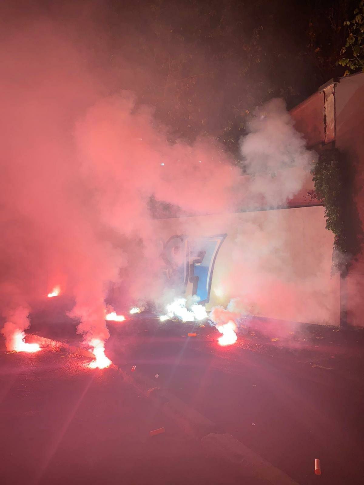 Petrolul - FC U Craiova 1948. FOTO A început „războiul” între suporteri: derby-ul din Liga 2, pornit de fanii ploieşteni şi craioveni