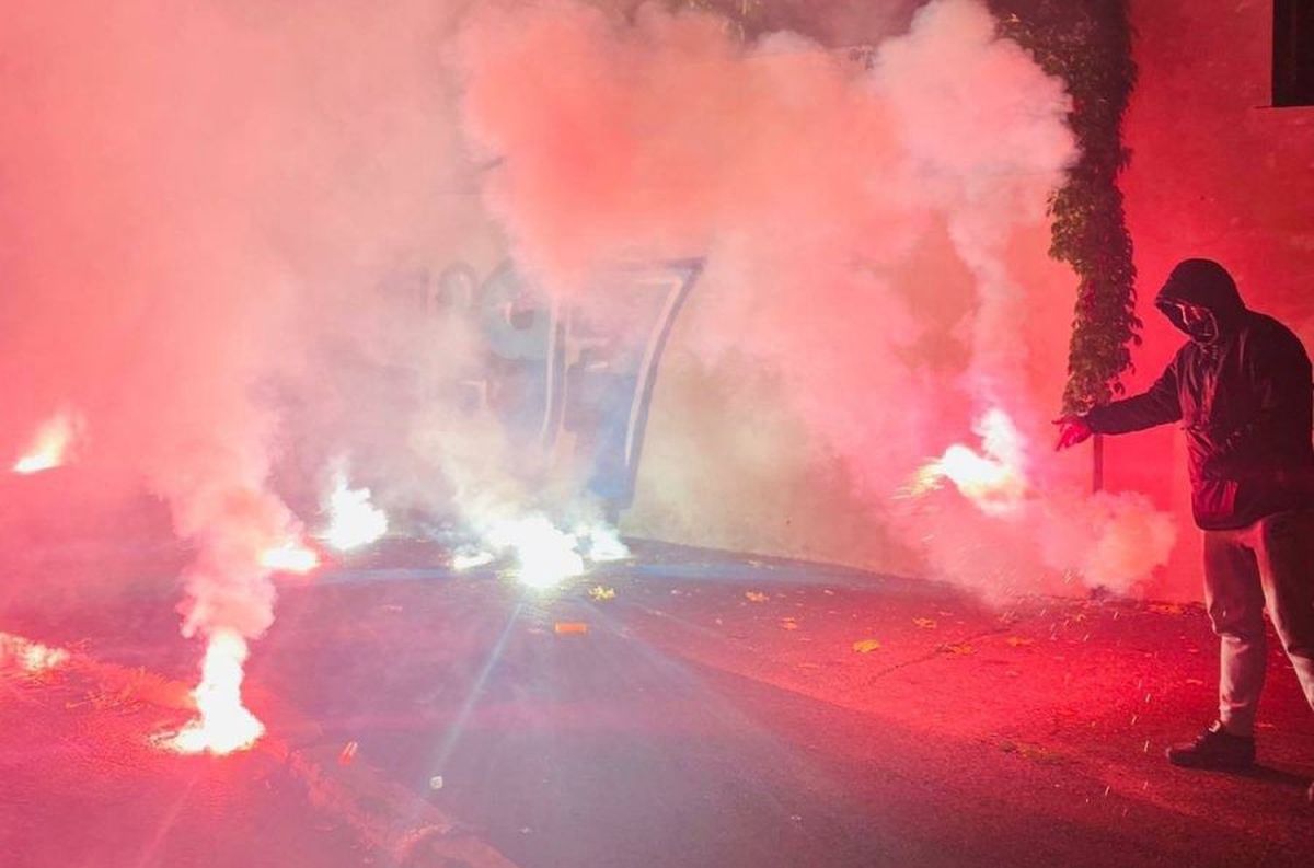 Petrolul - FC U Craiova 1948. FOTO A început „războiul” între suporteri: derby-ul din Liga 2, pornit de fanii ploieşteni şi craioveni