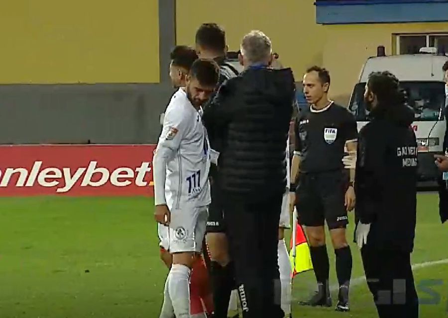 Momentul în care Horșia părăsește terenul și trece pe lângă Jorge Costa, iar antrenorul îl ignoră complet. Captură: Digi Sport Momentul în care Horșia părăsește terenul și trece pe lângă Jorge Costa, iar antrenorul îl ignoră complet. Captură: Digi Sport