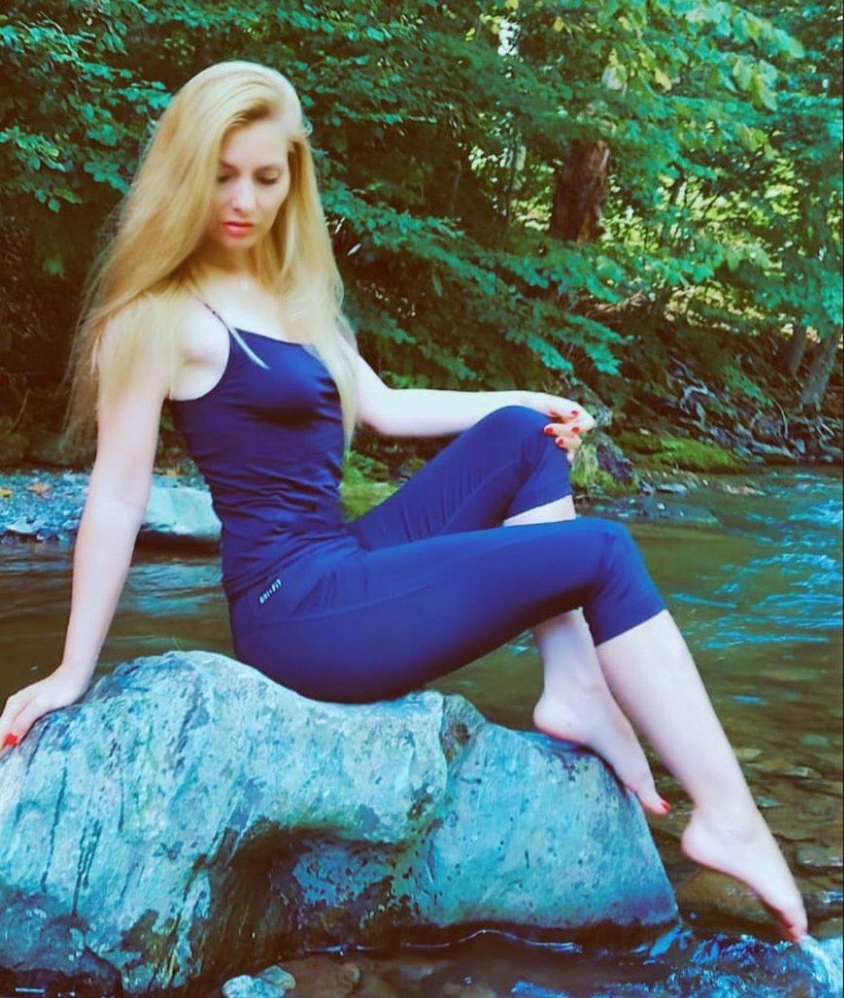 FOTO Cea mai sexy asistentă medicală? Fotbaliștii unei echipe din România, tratați de un fost manechin