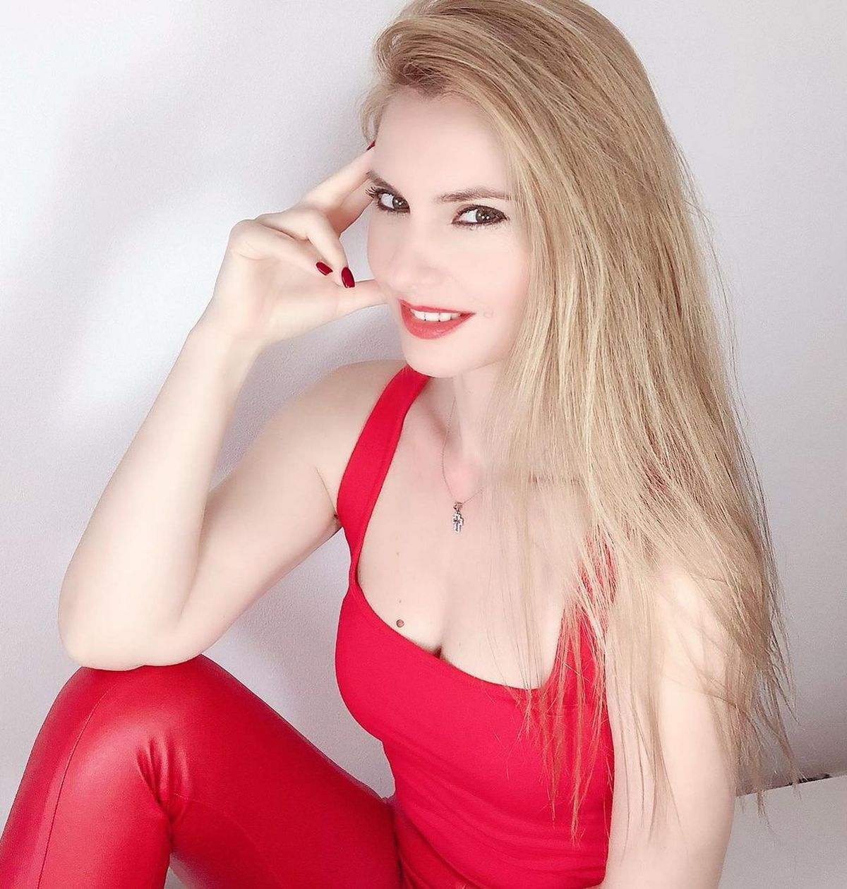 FOTO Cea mai sexy asistentă medicală? Fotbaliștii unei echipe din România, tratați de un fost manechin