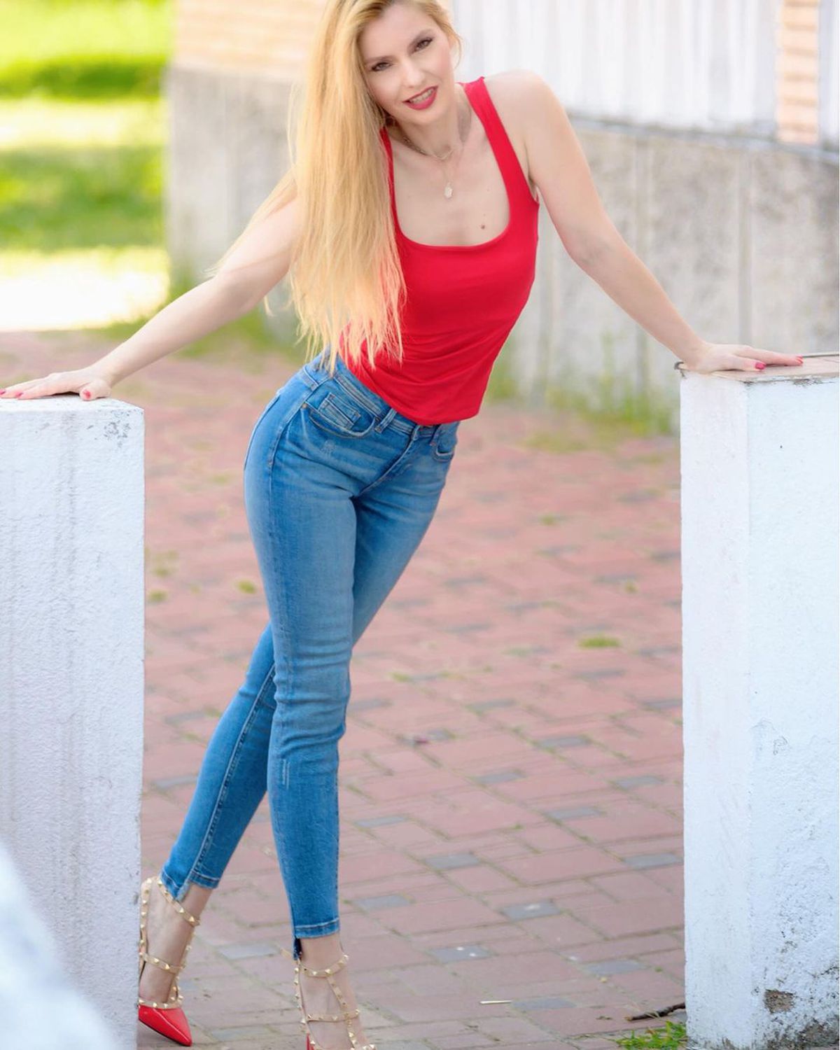 FOTO Cea mai sexy asistentă medicală? Fotbaliștii unei echipe din România, tratați de un fost manechin