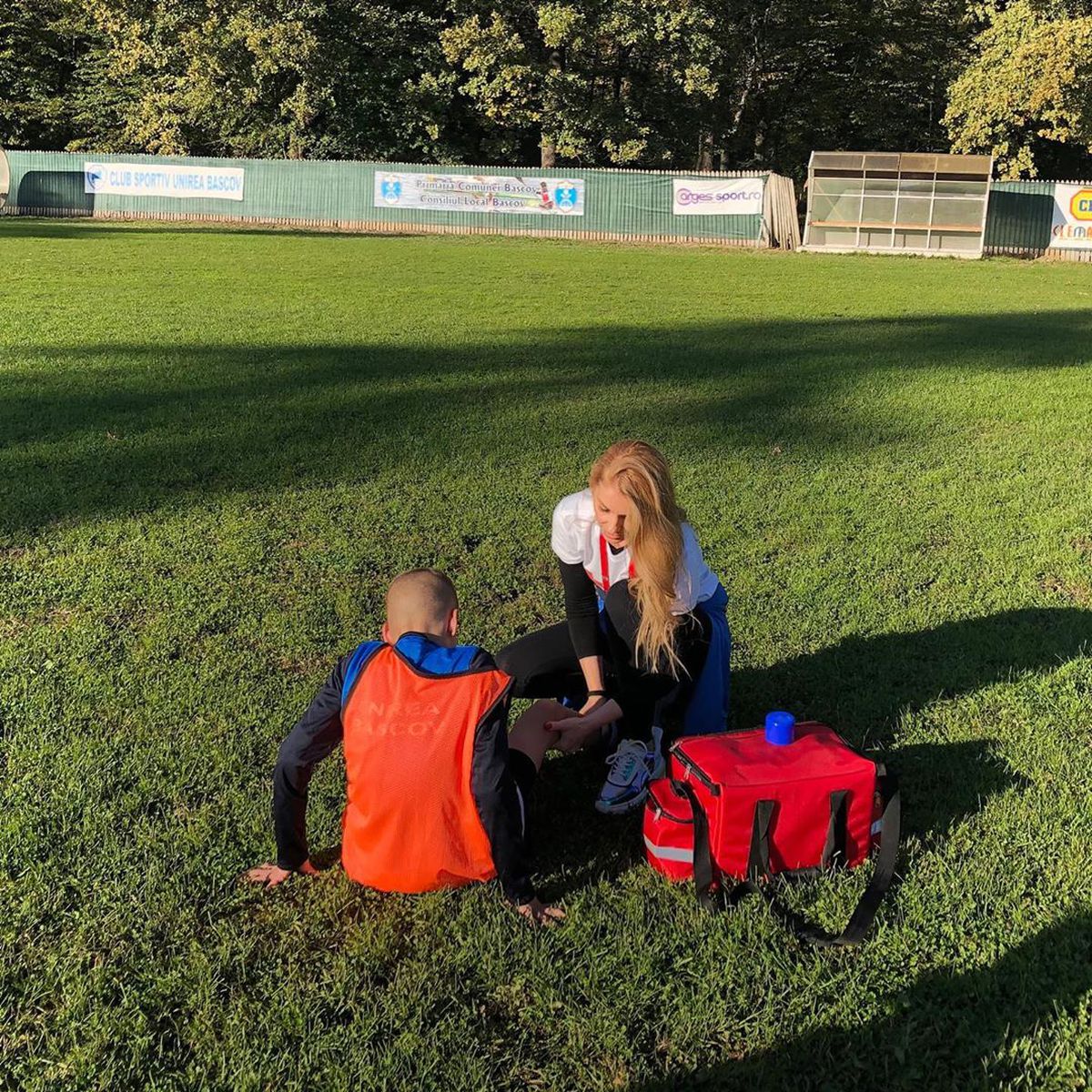 FOTO Cea mai sexy asistentă medicală? Fotbaliștii unei echipe din România, tratați de un fost manechin