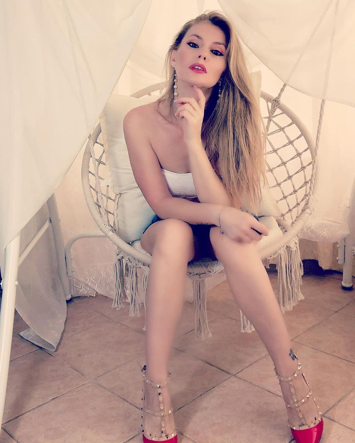 FOTO Cea mai sexy asistentă medicală? Fotbaliștii unei echipe din România, tratați de un fost manechin