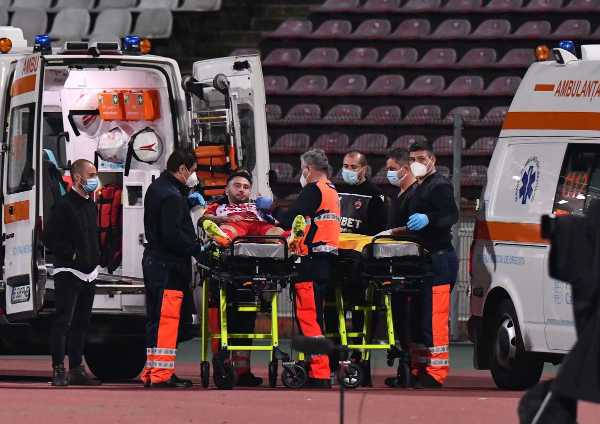 Momente de panică la Dinamo - Rapid » Răuță, urcat cu mască de oxigen în ambulanță: „I-au făcut test Covid-19 în Ambulanță”
