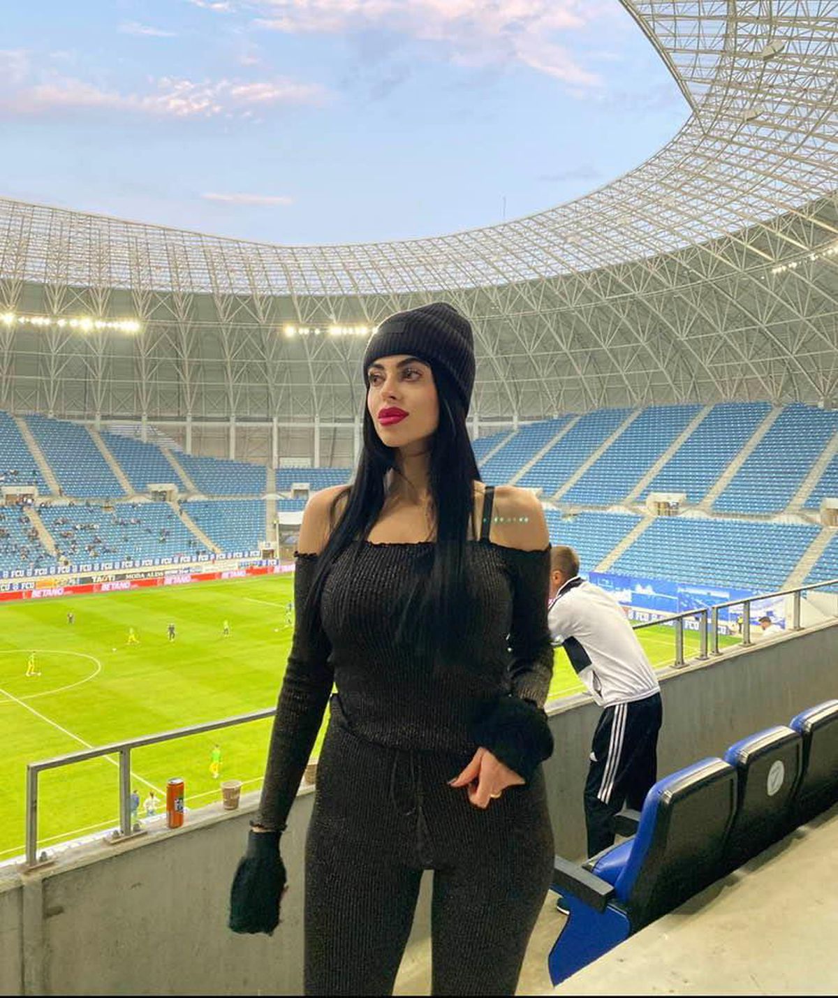 Bruneta misterioasă care a luat ochii tuturor pe stadionul „Ion Oblemenco” ieri: „Felicitări, Adrian Mititelu Jr.!” » E fata unui fost internaţional
