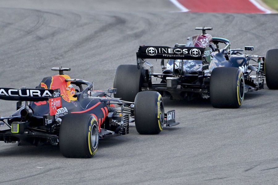 Lewis Hamilton îl depășește pe Max Verstappen la Austin // foto: Imago Images Moment tensionat la Austin » Verstappen a cedat nervos și l-a jignit pe Hamilton: „Idiot prost!”