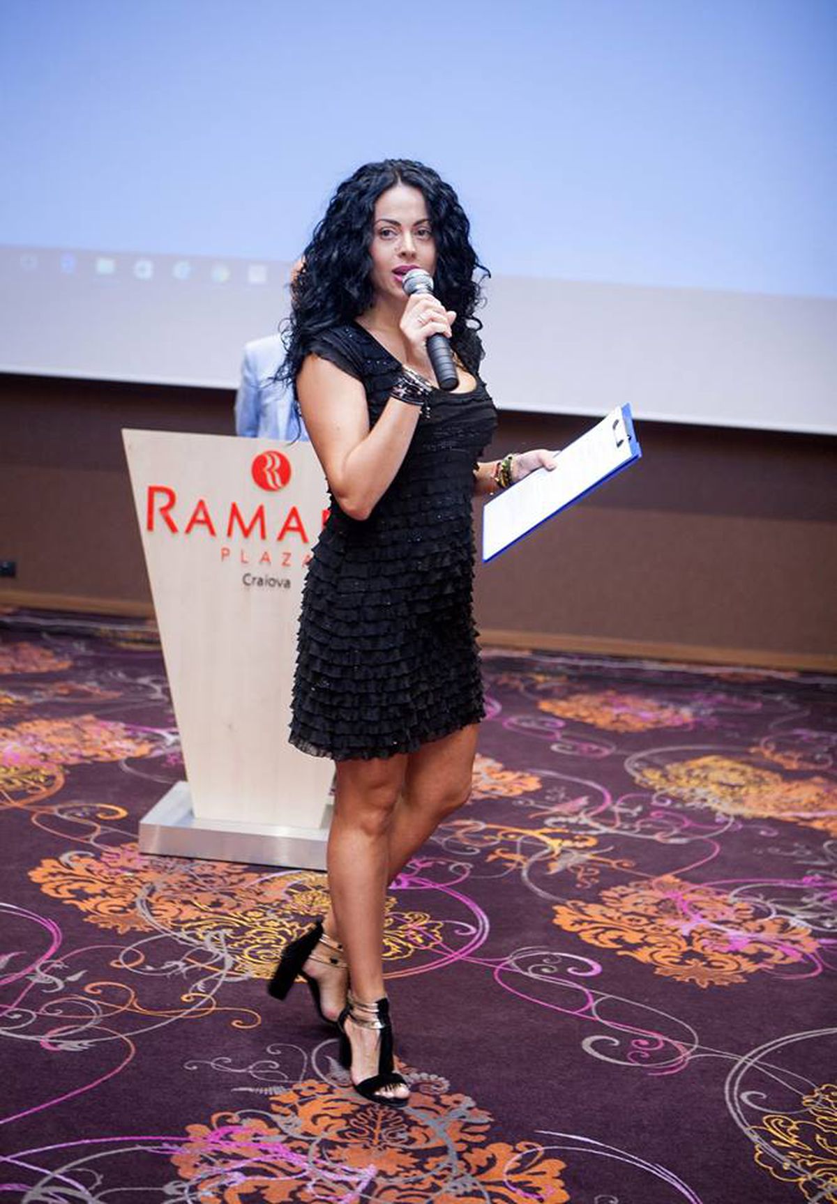 Bruneta misterioasă care a luat ochii tuturor pe stadionul „Ion Oblemenco” ieri: „Felicitări, Adrian Mititelu Jr.!” » E fata unui fost internaţional