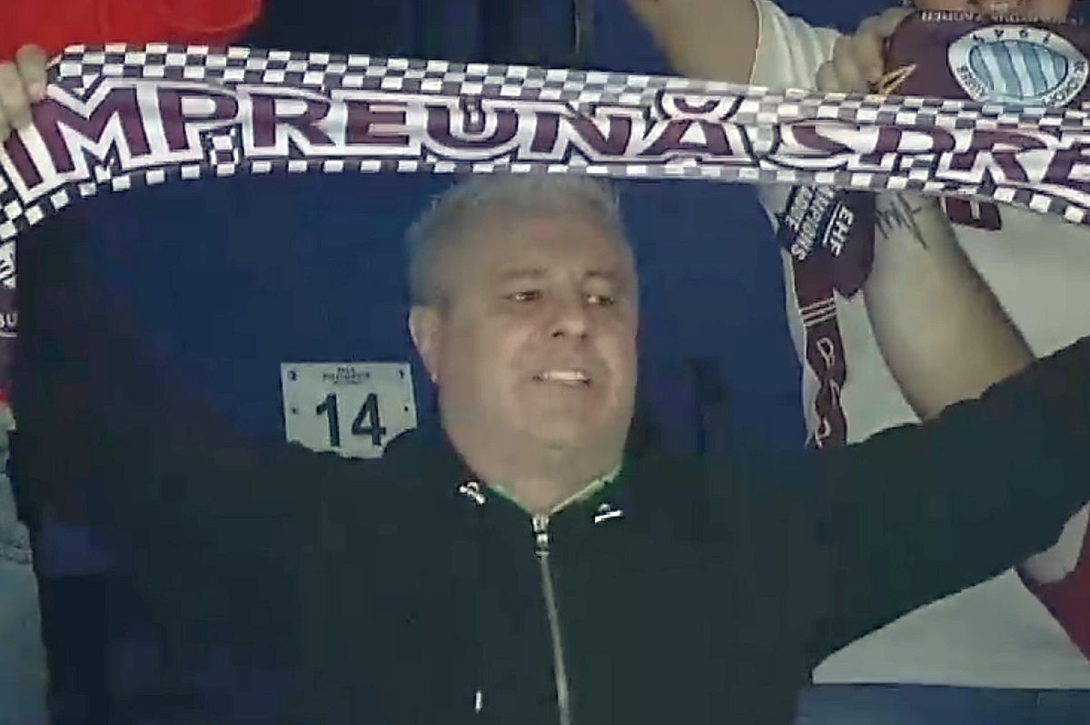 Abia revenit în țară, Șumudică a apărut cu fularul în galerie » Imagini tari de azi