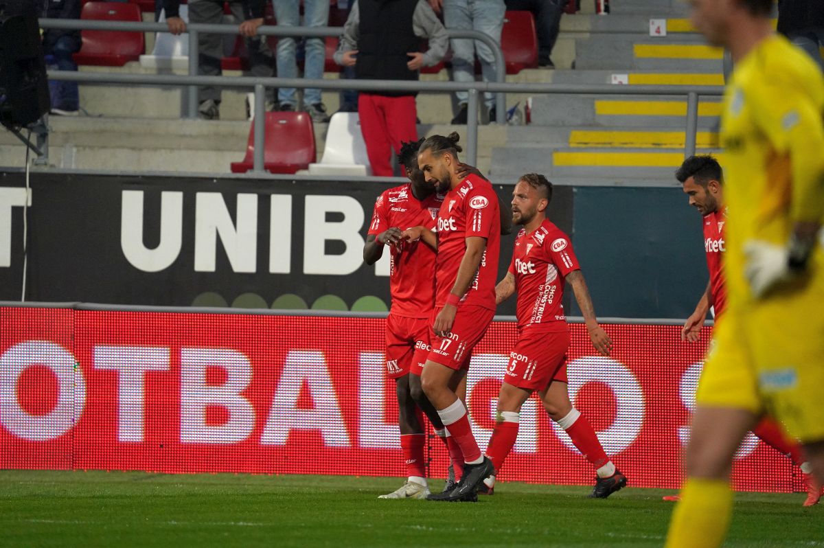 UTA - Universitatea Craiova 1-2. Baiaram la Arad: oltenii au revenit de la 0-1, ajutați și de omul în plus. Lui Poenaru i s-a cerut demisia