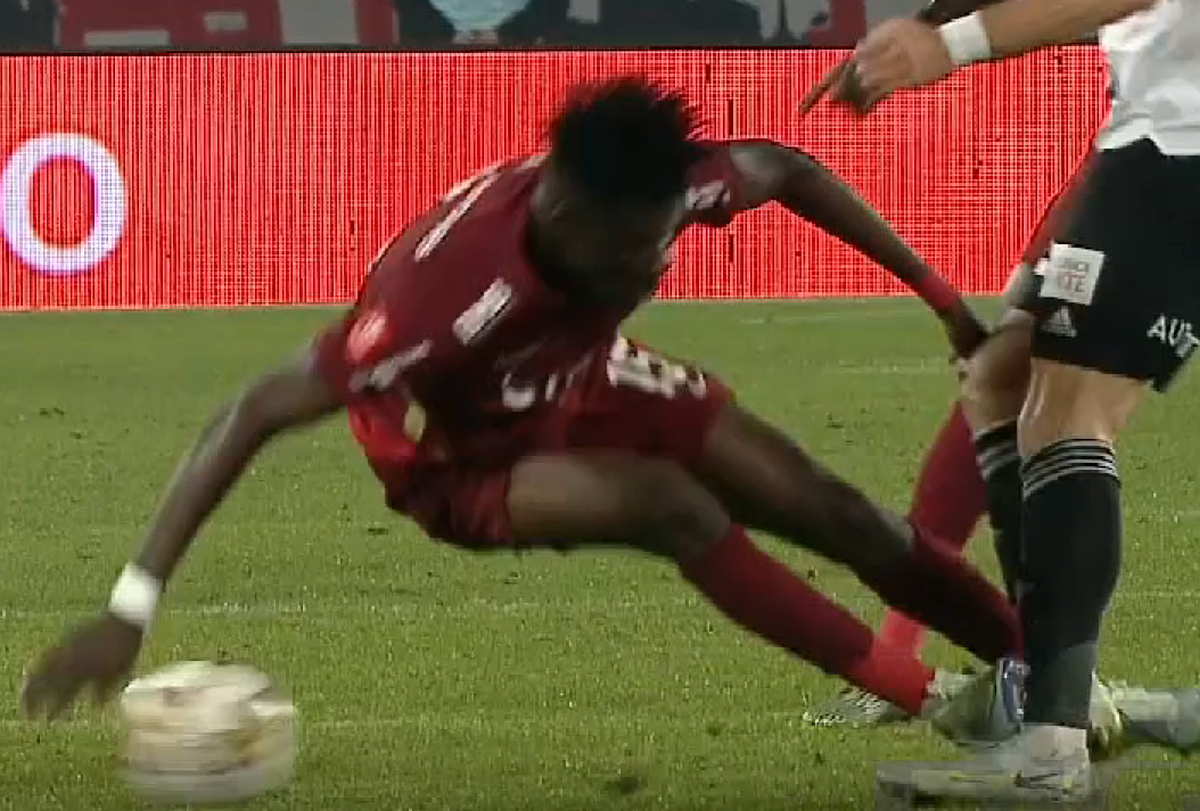 Scandalos! Faza la care Radu Petrescu și arbitrii din camera VAR chiar n-au nicio scuză: „I-am arătat piciorul cu sânge și el mă ia cu «Ce vrei, mă?»”