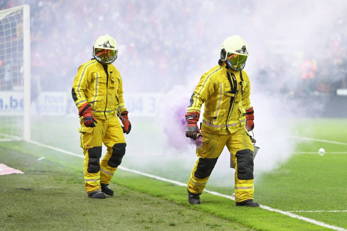 Derby abandonat! Haos la meciul următoarei adversare a FCSB-ului în Europa » Filmul incidentelor: Drăguș, pus pe scandal