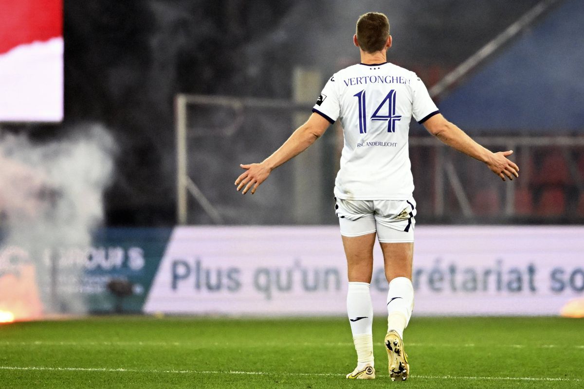 Derby abandonat! Haos la meciul următoarei adversare a FCSB-ului în Europa » Filmul incidentelor: Drăguș, pus pe scandal