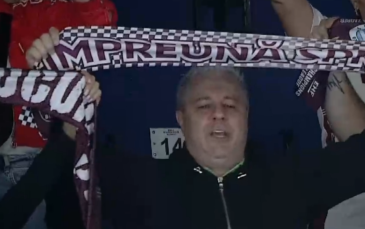 Abia revenit în țară, Șumudică a apărut cu fularul în galerie » Imagini tari de azi