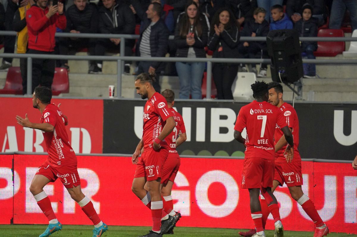 UTA - Universitatea Craiova 1-2. Baiaram la Arad: oltenii au revenit de la 0-1, ajutați și de omul în plus. Lui Poenaru i s-a cerut demisia