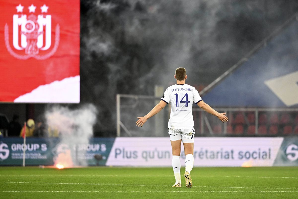 Derby abandonat! Haos la meciul următoarei adversare a FCSB-ului în Europa » Filmul incidentelor: Drăguș, pus pe scandal