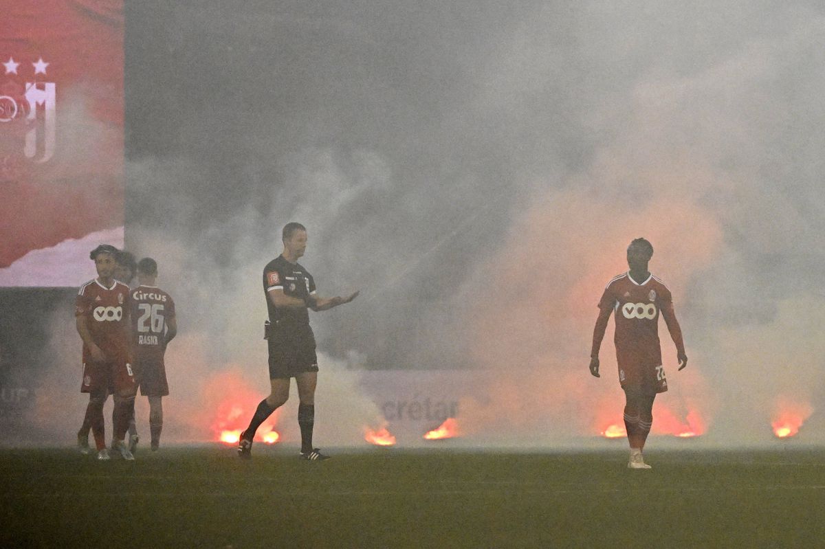 Standard - Anderlecht, suspendat în minutul 63 » Denis Drăguș, în mijlocul incidentelor: i-a provocat pe ultrași!